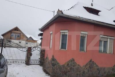 Casă cu 4 camere cu Teren 700 Mp în Central
