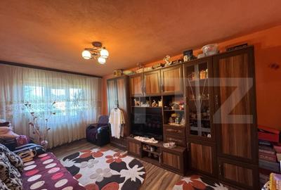 Apartament cu 3 camere, decomandat, zona Mall