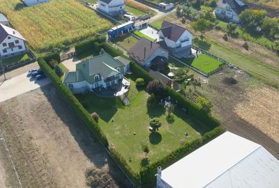 Casă cu 4 camere cu Teren 2300 Mp în Central - 1