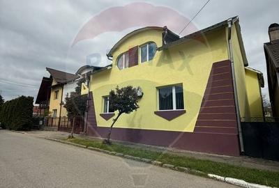 Casă individuală cu 6 camere cu Teren 960 Mp în Central - 1