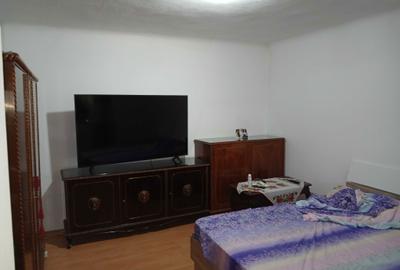 Casă cu 4 camere semidecomandat în Rahova