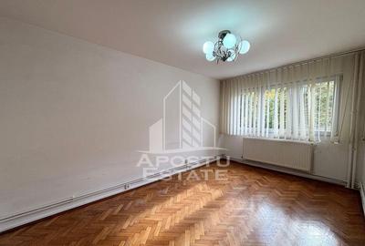 Apartament cu 4 camere decomandat în Medicină