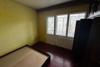 Apartament cu 3 camere semidecomandat în Podu Roș - 2