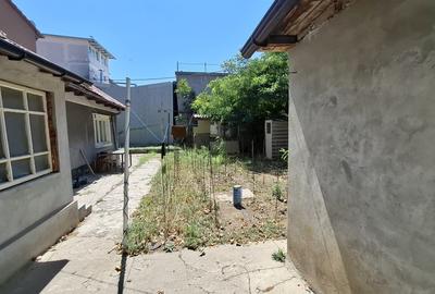 Piata Amzacea-Teren 375 mp (deschidere 14.86 ml )  + casa demolabila - 3