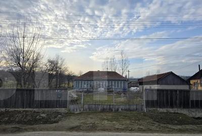 Casă cu 4 camere cu Teren 3031 Mp în Central - 1