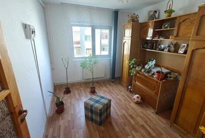 Apartament cu 3 camere confort 1 dec sporit etaj intermediar cu imbunatatiri COMISION 0 - 6