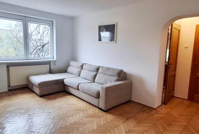 Apartament cu 3 camere semidecomandat, mobilat în Cotroceni