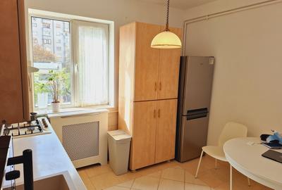 Apartament cu 3 camere semidecomandat, mobilat în 13 Septembrie - 13