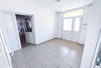 Spațiu comercial, de 300 mp, în Central - 4