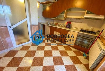 Apartament cu 3 camere decomandat, mobilat în C5