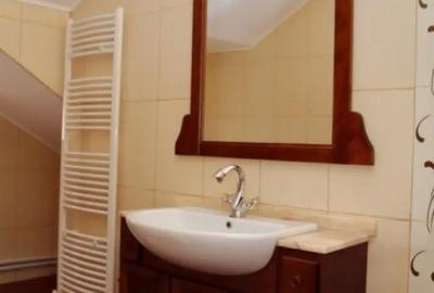 Casă cu 7 camere cu Canalizare în Central - 4