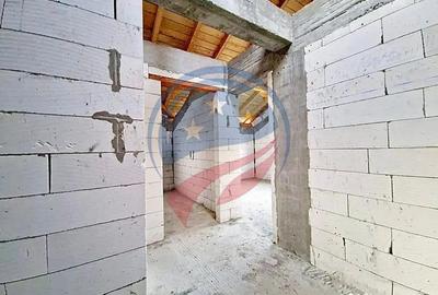 Casă cu 7 camere cu Teren 500 Mp în Central