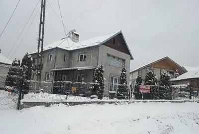 Casă cu 4 camere cu Teren 2500 Mp în Central - 1