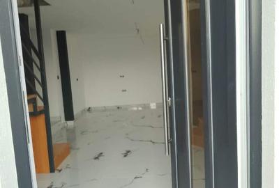 Casa Unirea formata din doua apartamente,cu doua intrari separate. - 14