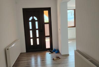 Casă cu 4 camere în Odaia Manolache - 6