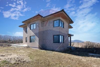 Casă cu 7 camere cu Teren 491 Mp în Exterior Nord