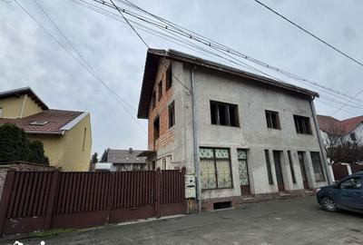 Casă cu 8 camere cu Teren 622 Mp în Titulescu - 12