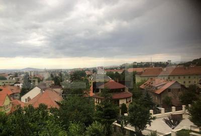 Casă cu 10 camere cu Teren 1056 Mp în Dealul Cetății