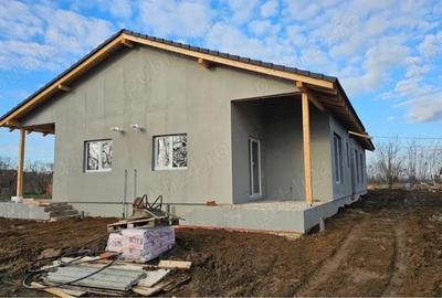 Casă cu Teren 415 Mp în Albina - 2