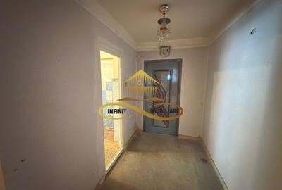 De vanzare apartament 3 camere Roman Neamt - 3