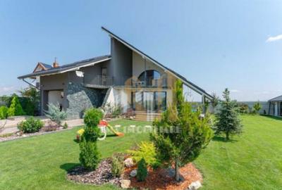 Casă cu 4 camere cu Garaj în Sânpetru