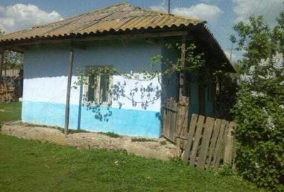 Vand casa ?i gradina mare. - 2