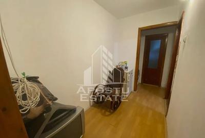 Apartament cu 3 camere decomandat în Girocului