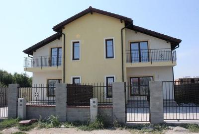 Casă cu 4 camere în Dumbrăvița
