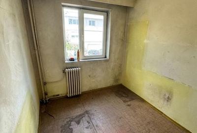 Apartament 3 camere semidecomandat Scoala 8