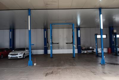 Teren de 5000 mp, în Titan - 10