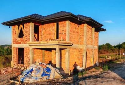 Casă cu 4 camere în Valea Adâncă