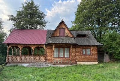 Casă cu 2 camere cu Teren 1400 Mp în Lăpuș