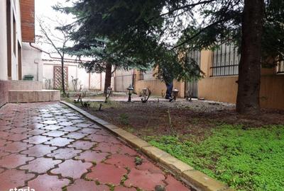 Casă cu 5 camere cu Canalizare în Central - 1