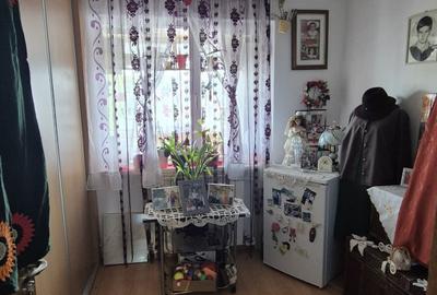 Apartament cu 4 camere decomandat în CET - 10