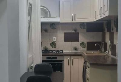 Apartament cu 3 camere decomandat în Cet - 7
