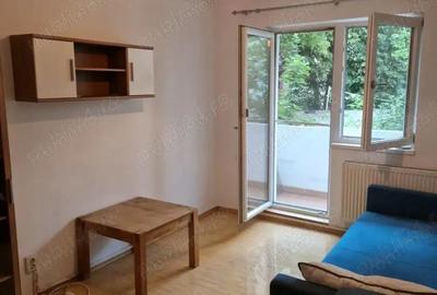 Apartament cu 3 camere semidecomandat, mobilat în Spitalul Județean