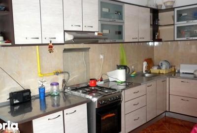 Casă cu 6 camere decomandat cu Teren 350 Mp în Mihai Bravu - 2