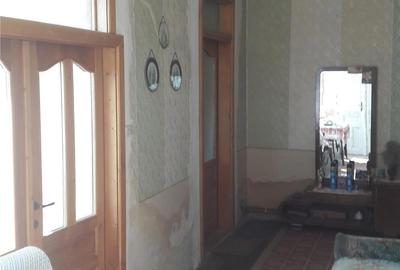 Casă cu 5 camere cu Teren 1600 Mp în Central - 4