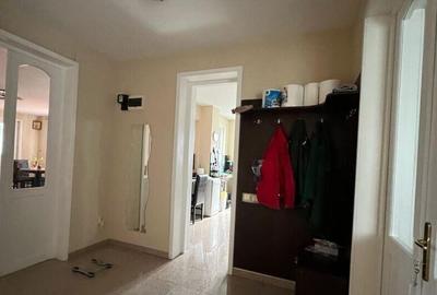 Casă cu 7 camere cu Teren 400 Mp în Aleea Tudor Neculai