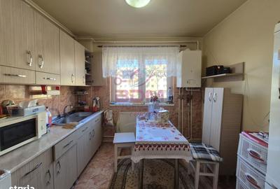 Apartament cu 4 camere decomandat în Central