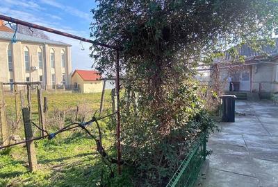 Casă cu Teren 3300 Mp în Central - 3