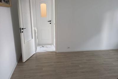 Apartament cu 3 camere semidecomandat în Mircea cel Bătrân