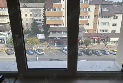 Apartament cu 4 camere decomandat în Târgu Neamț - 9