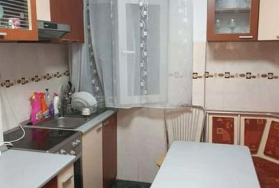 Apartament cu 3 camere semidecomandat în Nufărul