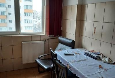 Apartament semidecomandat în Rahova