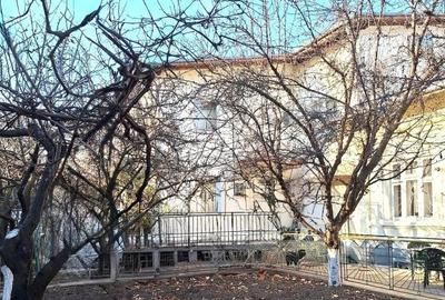 Casă cu 8 camere cu Canalizare în Est - 1