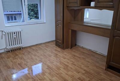 Apartament cu 4 camere decomandat în Calea București