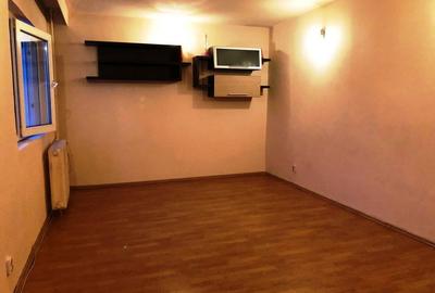 Apartament cu 3 camere decomandat în Malu Roșu