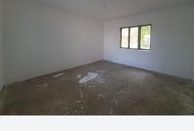 Casă cu 2 camere cu Teren 871 Mp în Aviatorilor