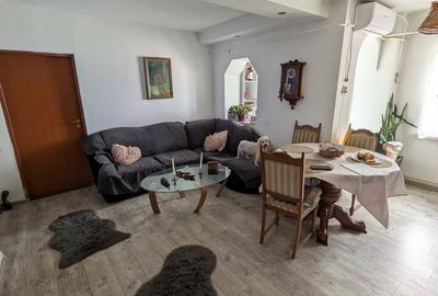 Apartament cu 3 camere decomandat în Calea București